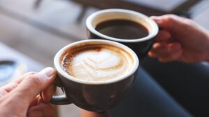 Tomar café altera tu flora intestinal, te pone de buenas y reduce la percepción de estrés; un nuevo estudio averigua cómo