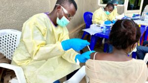 OMS analiza vacunas experimentales para frenar el ébola en el Congo