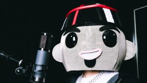 Conoce a Chuyin, el artista misterioso que se hace cargo de la música mexicana con una máscara de bebé tejida a crochet