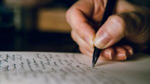Escribir a mano podría convertirse en una prueba accesible contra el Alzheimer