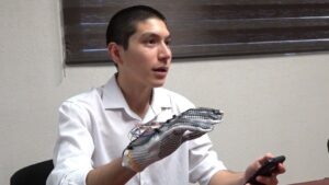 Estudiantes mexicanos diseñan guantes inteligentes que pueden traducir lengua de señas