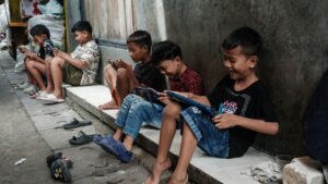 ¿Y si las pantallas en realidad mejoran la salud mental juvenil? La polémica propuesta de un psicólogo evolutivo